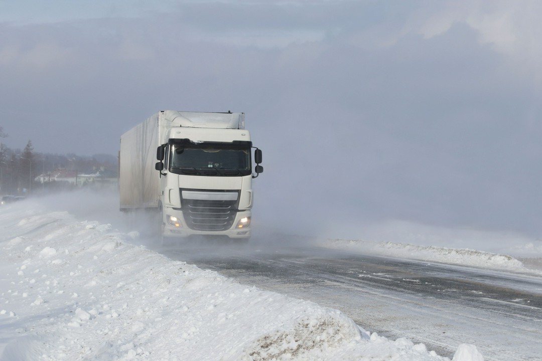 samochód ciężarowy podczas zimowej trasy