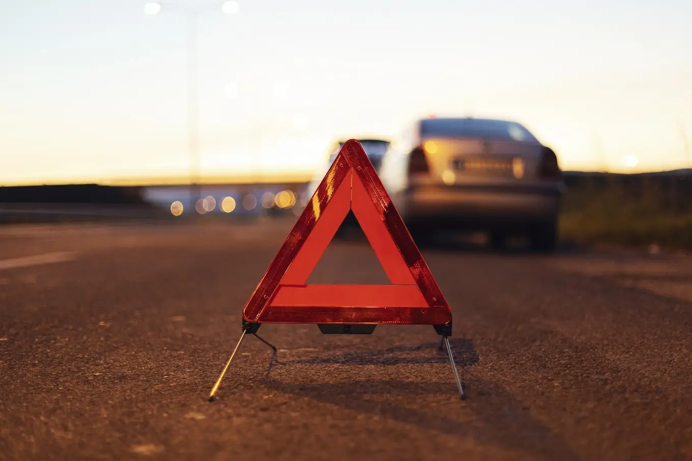 trójkąt ostrzegawczy na autostradzie